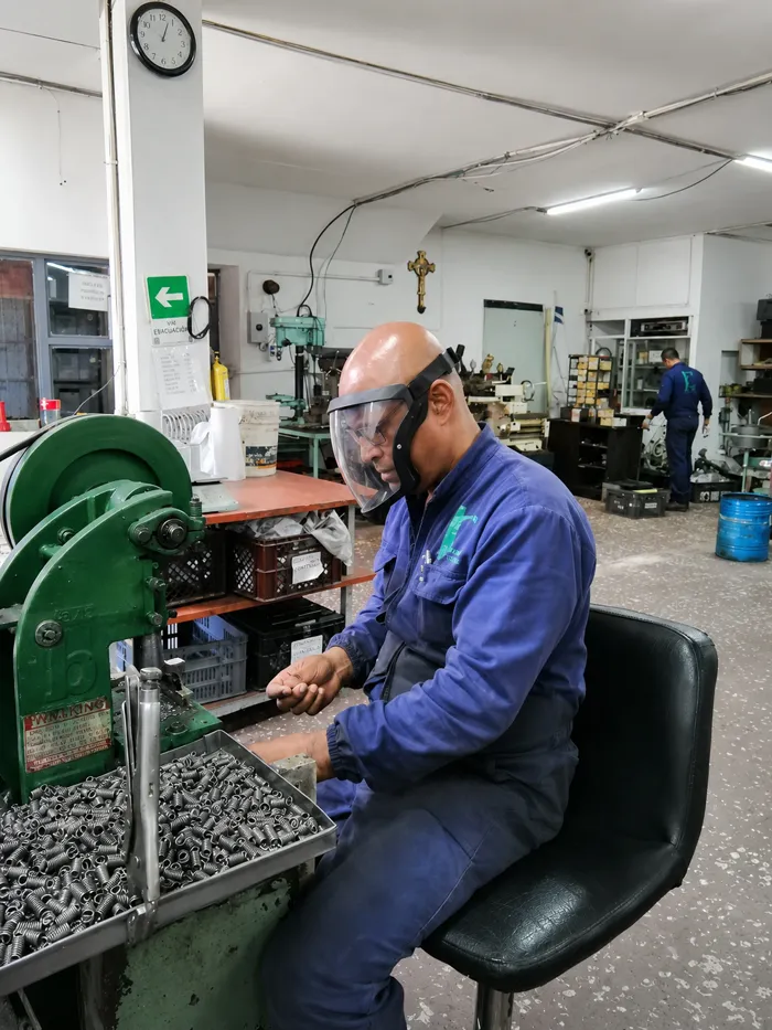 Equipo de JC Resortes en planta de fabricación de resortes industriales