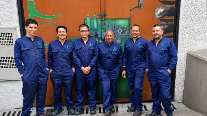 Equipo de JC Resortes trabajando en fabricación de resortes industriales